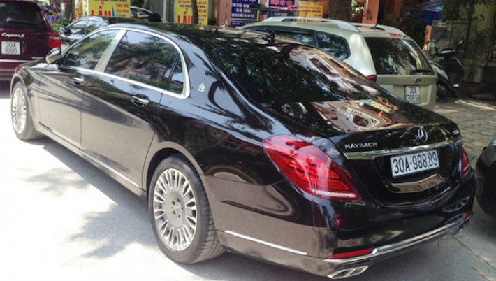 Một chiếc Maybach S600 màu đen khác của đại gia Hà Nội, chiếc xe xuất hiện trên đường phố với biển số đối xứng "siêu đẹp" 988.89.