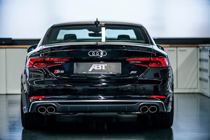Nâng cấp quan trọng nhất trong gói Sportsline của ABT sẽ nâng cấp động cơ V6 3.0l TFSI tăng áp của S5 trở nên mạnh mẽ hơn, với công suất tối đa đạt 419 mã lực và mô-men xoắn cực đại 550 Nm - lớn hơn chiếc xe nguyên bản 70 mã lực và mô-men xoắn cực đại 50 Nm.