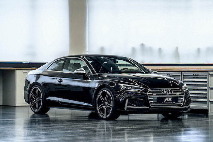 Mới chỉ vừa ra mắt vào năm 2016, Audi A5 thế hệ mới chưa có phiên bản thể thao "đỉnh nhất" RS5. Chính vì vậy, khách hàng muốn một chiếc A5 mạnh mẽ đang buộc phải tạm "bằng lòng" với phiên bản thể thao Audi S5. Để thu hẹp khoảng cách giữa S5 với chiếc RS5 trong tương lai, hãng độ ABT của Đức đã vừa tung ra gói nâng cấp Sportsline mới cho chiếc xe.