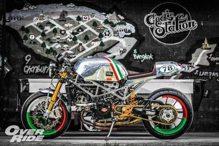 Dù có dáng nguyên bản naked bike nhưng Monster 900 cũng thường xuyên được lựa chọn để độ thành cafe racer theo phong cách cổ điển. Mới đây, xưởng độ Triple555 tại Chonburi, Thái Lan đã vừa hoàn thành xong một bản độ Monster 900 cafe racer cực kỳ đẹp mắt và mang đậm phong cách nghệ thuật Ý theo yêu cầu của khách hàng.