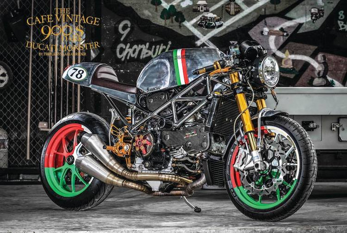 Ra mắt lần đầu từ năm 1993, Ducati Monster 900 chính là mẫu xe mang tính chất "khởi nguyên" cho dòng naked bike Monster hiện nay của Ducati. Trong nhiều năm qua, mẫu xe này không chỉ được các biker ưa chuộng bởi động cơ mạnh mẽ, độ bền cải thiện so với những chiếc Ducati trước đây mà còn bởi khả năng độ dễ dàng.