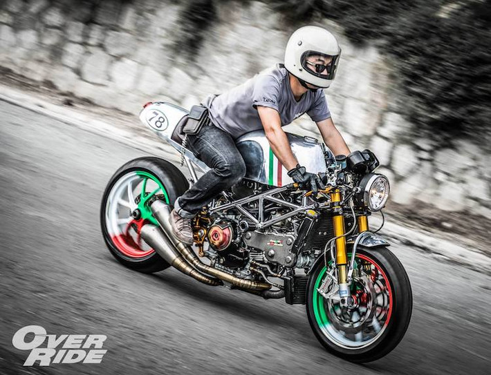 Qua bàn tay của những người thợ tại xưởng Triple555 tại Thái Lan, chiếc naked bike Ducati Monster 900 đã "lột xác" hoàn toàn thành một mẫu cafe racer theo phong cách cổ điển vừa tinh tế, vừa "dữ dằn".