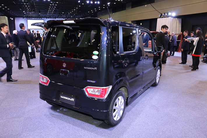 Dù có kiểu dáng hình hộp đặc trưng giống thế hệ đầu nhưng ở hai bên cửa kính, Suzuki đã "cách điệu hóa" cột B của Wagon R 2017 để khiến chiếc xe trông năng động hơn. Tùy từng phiên bản, chiếc xe sẽ được trang bị mâm đúc 14/15 inch và đèn hậu phía sau có hoặc không sử dụng công nghệ LED.