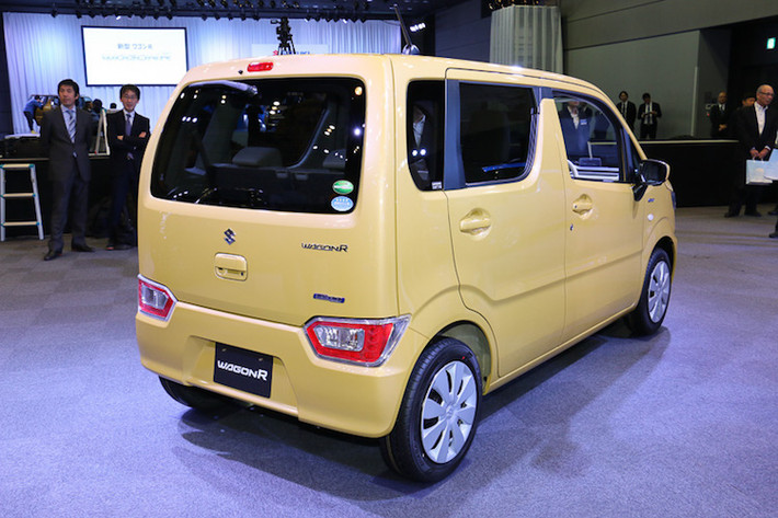 Tại Nhật Bản, Wagon R thế hệ mới sẽ được hãng xe Suzuki bán với giá từ 1,079 triệu tới 1,294 triệu Yen (tương đương 216 - 259 triệu đồng).