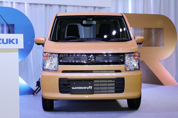 Với Wagon R 2017, Suzuki đã quay trở lại "phom" thân xe vuông vức như thế hệ đầu tiên, nhưng đã thiết kế lại chiếc xe theo phong cách hiện đại. Tùy từng phiên bản như bản thường, hybrid hay thể thao Stingray, Wagon R sẽ có tới 3 "bộ mặt" khác nhau. Phiên bản thường có đèn pha vuông vức và không có đèn LED trong khi 2 bản còn lại có kiểu dáng hiện đại hơn.