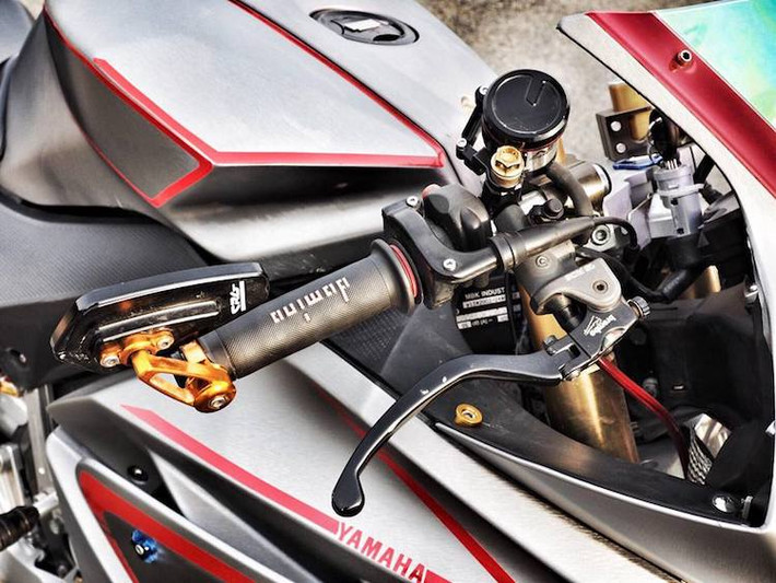 Với cùm phanh Brembo RCS, toàn bộ hệ thống phanh trước của xe đã được nâng cấp một cách triệt để. Nằm phía trên tay lái còn là một loạt các món đồ chơi khác như bình dầu titan AEM, cùm côn CRG GP, gương hậu gắn gù CRG và bao tay Domino.