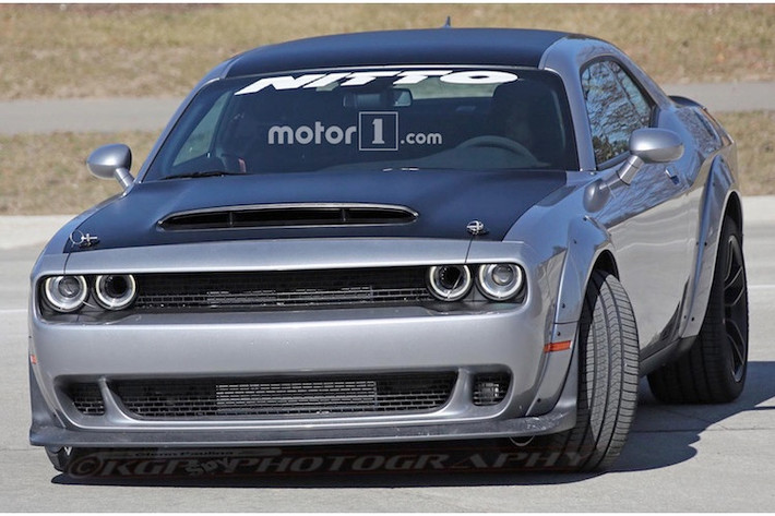 Dựa trên cơ sở dòng Challenger Hellcat, Challenger Demon cũng có cản trước với thiết kế tương tự và các cổ hút gió nằm hai bên đèn pha. Tuy nhiên, điểm đặc biệt của phiên bản này là khe hút gió làm mát trên nắp ca-pô với tên gọi "Air Grabber", có kích thước lớn hơn bất kỳ mẫu xe nào từ trước tới nay.