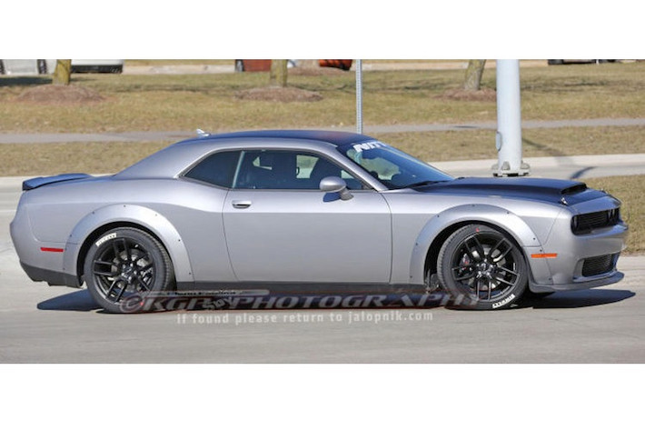 Sẽ chính thức xuất hiện tại triển lãm New York vào tháng 4, Dodge Challenger Demon khi xuất hiện sẽ chính thức trở thành mẫu xe "cơ bắp" nhanh nhất, mạnh mẽ nhất từng được sản xuất hàng loạt trong lịch sử, "đánh bại" các phiên bản Challenger và Charger Hellcat trước đó.