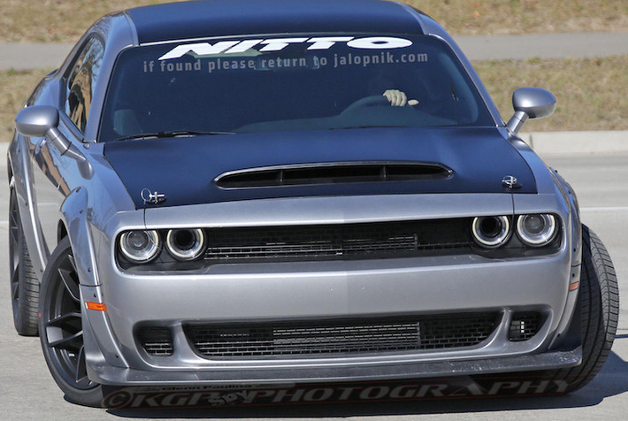 Nằm dưới nắp ca-pô, Challenger Demon sẽ tiếp tục sở hữu khối động cơ "khủng" 6.4l HEMI V8 siêu nạp giống như Hellcat. Tuy nhiên, Dodge sẽ tiếp tục cải tiến động cơ này để đạt con số cao hơn mức công suất 707 mã lực và mô-men xoắn cực đại 881 Nm.