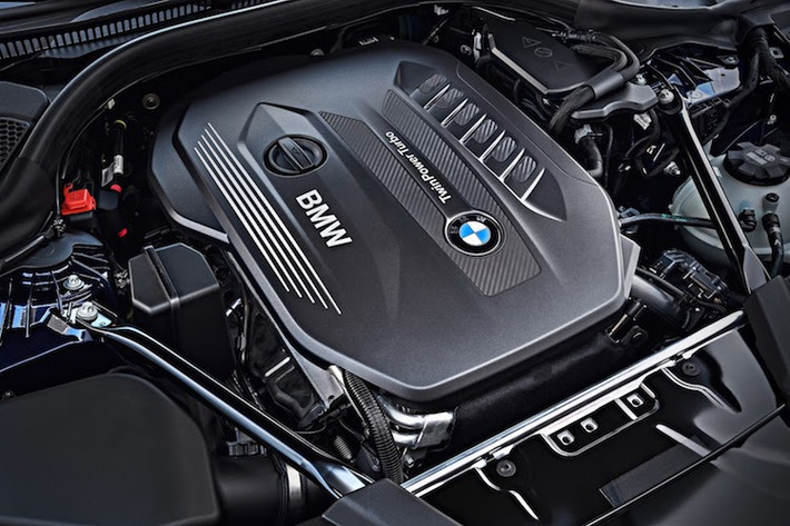 Khi ra mắt, 5 Series Touring 2017 sẽ được bán với 4 động cơ tăng áp khác nhau, trong khi đó phiên bản chạy xăng gồm 2.0l 4 xi-lanh 248 mã lực cho bản 530i và 3.0l 6 xi-lanh thẳng hàng 335 mã lực trên 540i. Khá kỳ lạ khi phiên bản diesel 530d lại có thể được trang bị động cơ 2.0 hoặc 3.0l. Mọi phiên bản đều dẫn động cầu sau và BMW cũng có thêm tùy chọn dẫn động 4 bánh xDrive trên một số phiên bản.