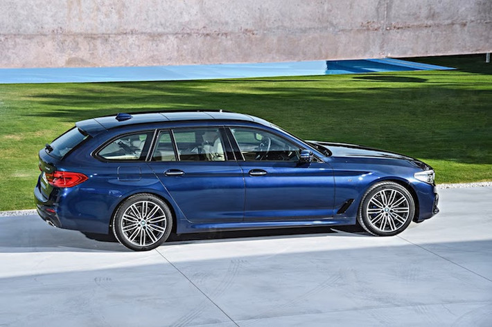 Giống như bản sedan, 5 Series Touring cũng sở hữu thiết kế nhã nhặn, với những đặc điểm thiết kế tương tự dòng 7 Series cao cấp hơn. Những chi tiết này được thể hiện qua thanh nẹp xéo nằm ở dưới vè trước nối liền với một đường dập nổi chạy dọc thân hay phần đầu với lưới tản nhiệt lớn nối liền với các đèn pha. Các đường nét 2 bên thân xe của 5 Series mới cũng "đậm" hơn thế hệ trước, đồng thời chiếc xe cũng có dáng thấp hơn.