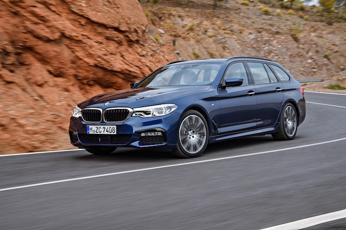 Sau đó, 3 phiên bản 5 Series mới sẽ được BMW giới thiệu là 530e với động cơ như bản 530i nhưng có thêm động cơ điện để đạt công suất tổng 249 mã lực, cùng với bản cao cấp nhất M550i xDrive với máy 4.4l V8 tăng áp kép 455 mã lực. Mọi phiên bản sẽ được trang bị hộp số 8 cấp tự động, riêng bản 530d có số sàn 6 cấp.