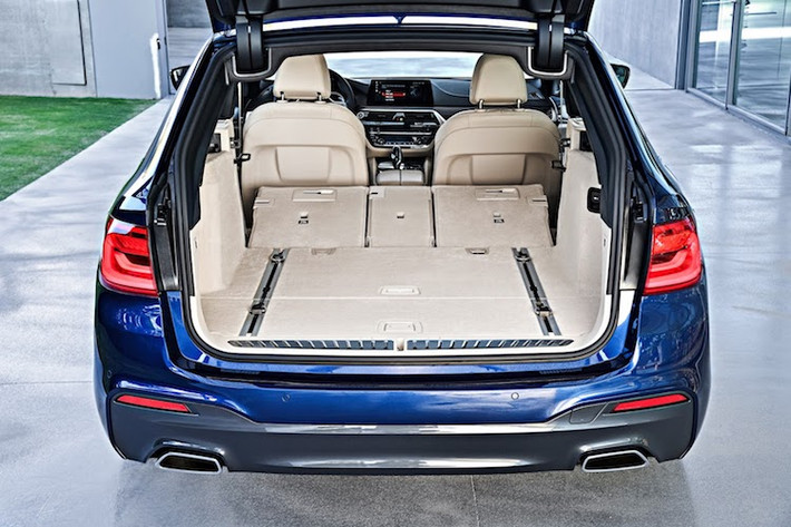 Nhờ có vòm mui kéo dài, 5 Series Touring sở hữu khoang hành lý tiện dụng và có thể tích lớn hơn rất nhiều. Với ghế sau được mở, chiếc xe có thể tích đạt tới 570 lít và có thể tăng lên tối đa là 1700 lít. Để dễ dàng so sánh, một chiếc 5 Series 2017 phiên bản sedan sẽ chỉ có khoang hành lý 530 lít.