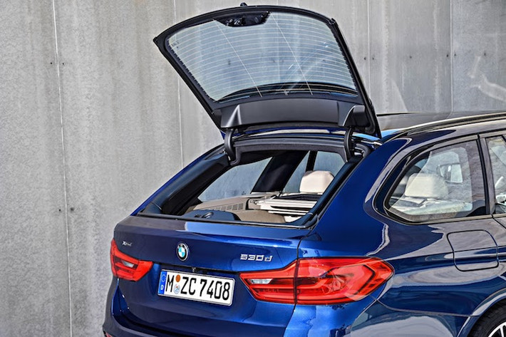 Để tăng sự tiện dụng cho chiếc xe, BMW còn trang bị cho 5 Series Touring mới cửa kính sau có khả năng đóng mở độc lập và cửa sau đóng mở tự động. Hàng ghế sau có khả năng gập 40:20:40 thay vì chỉ 40/60, khiến người dùng có thể có thể dễ dàng sắp xếp khoang hành lý của xe hơn.
