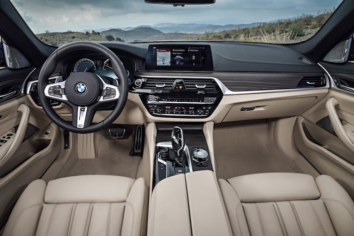 Ở bên trong nội thất, một lần nữa 5 Series Touring 2017 lại gợi lên cảm giác quen thuộc khi có thiết kế bảng táp-lô rất giống với dòng 7 Series hiện tại. Khác biệt lớn nhất của chiếc xe đó là toàn bộ bảng điều khiển trung tâm cùng màn hình cảm ứng 10,25 inch đã được bố trí nghiêng nhẹ về phía người lái.
