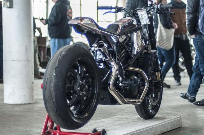 Vốn có kiểu dáng cruiser chuẩn mực, chiếc Harley-Davidson Street 750 đã hoàn toàn "lột xác" để trở thành một mẫu xe đua tracker hiệu năng cao "siêu khủng" sau khi được hãng Suicide Machine Company độ lại.