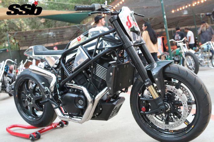 Trong dòng sản phẩm hiện tại, Harley-Davidson Street 750 và "người anh em" Street 500 hiện đang là những dòng xe có giá rẻ nhất của nhà sản xuất Mỹ Harley-Davidson. Với mức giá hợp lý, Street 750 thường là "nguyên liệu" cho các bản độ "triệt để", thay đổi hoàn toàn kết cấu và kiểu dáng nguyên bản của chiếc xe.