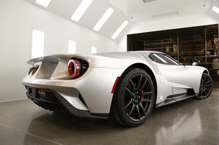 Về ngoại hình, Ford GT Competition Series không có điểm khác biệt nào so với phiên bản thường ngoại trừ một dải carbon trần chạy dọc thân xe. Để nâng cao hiệu năng cho chiếc xe, Ford đã tìm mọi cách để có thể giảm trọng lượng cho GT.