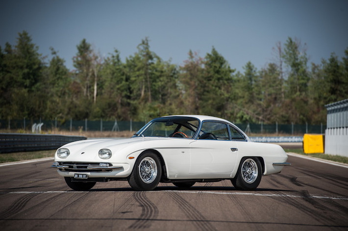 Dù được thành lập từ năm 1963 nhưng phải tới năm 1964, tên tuổi của Lamborghini mới chính thức có mặt trên bản đồ siêu xe Thế giới với chiếc siêu xe Lamborghini 350 GT. Có thiết kế dạng siêu xe du lịch sang trọng (Gran Turismo - GT), 350 GT chính là mẫu xe đầu tiên được Lamborghini sản xuất hàng loạt.