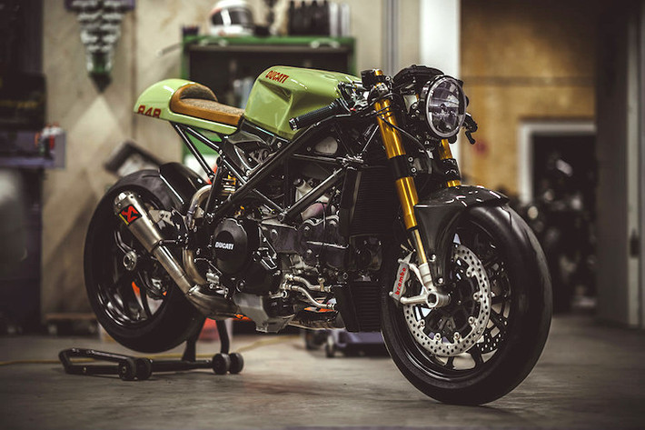 Là "tiền thân" của các dòng 899 và 959 Panigale hiện nay, siêu môtô Ducati 848 Evo từng một thời là mẫu sportbike tầm trung cao cấp nhất của Ducati. Không chỉ sở hữu ngoại hình của siêu môtô Ducati 1098, 848 Evo còn có động cơ 140 mã lực/98 Nm vẫn rất mạnh mẽ ngay cả khi xét với những mẫu xe hiện đại.