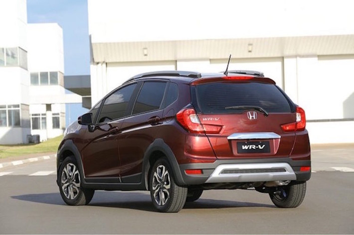 Trong khi đó, phía sau WR-V đơn giản hơn với cụm đèn hậu hình chữ L. Giống như nhiều mẫu crossover cỡ nhỏ khác, chiếc xe được ốp nhựa đen xung quanh thân để tạo cảm giác khỏe khoắn hơn. Chiếc xe được trang bị mâm đúc 16 inch 2 tông màu, 5 cánh kép theo phong cách quen thuộc của Honda.