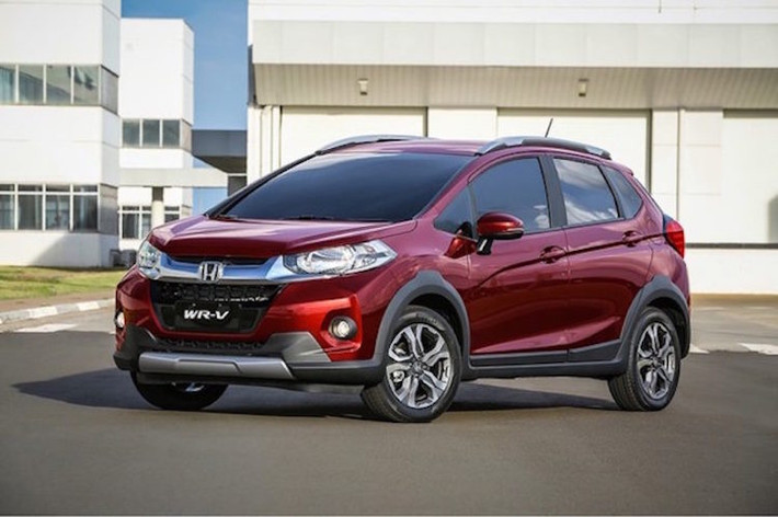 Ở phía trước, WR-V sở hữu "bộ mặt" đầy cá tính và mang đặc trưng của Honda, với những đường nét nổi rõ và cụm lưới tản nhiệt với thanh ngang mạ chrome dầy. Dù là một mẫu xe giá rẻ nhưng Honda cũng đã trang bị cho WR-V đèn pha với các dải đèn LED ban ngày như nhiều mẫu xe cao cấp hơn trên một số phiên bản.