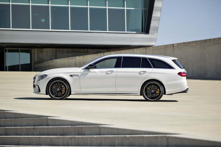 Những thay đổi ở 2 bên thân xe của E63 AMG Wagon ít hơn so với phần đầu, bao gồm bộ mâm đúc với thiết kế khác biệt cùng với vè trước được "trổ" thêm khe thoát nhiệt với dòng chữ "V8 Biturbo" gắn phía trên. So với các phiên bản thường, chiếc xe cũng có các vòm bánh rộng hơn gần 3 cm.