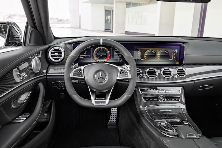 So với thế hệ trước, E63 AMG Wagon có thể tích khoang hành lý giảm 25 lít so với thế hệ trước, chỉ đạt 670 lít. Tuy nhiên khi gập phẳng hàng ghế sau lại, chiếc xe lại có thể tích lớn hơn 135 lít, đạt 1820 lít và hiện đang dẫn đầu phân khúc, "đánh bại" Audi A6 Avant cùng BMW 5 Series Touring. Đặc biệt, xe còn có thêm tùy chọn hàng ghế thứ 3 cho trẻ em, quay ngược về phía sau xe và áp lưng vào hàng ghế thứ 2.
