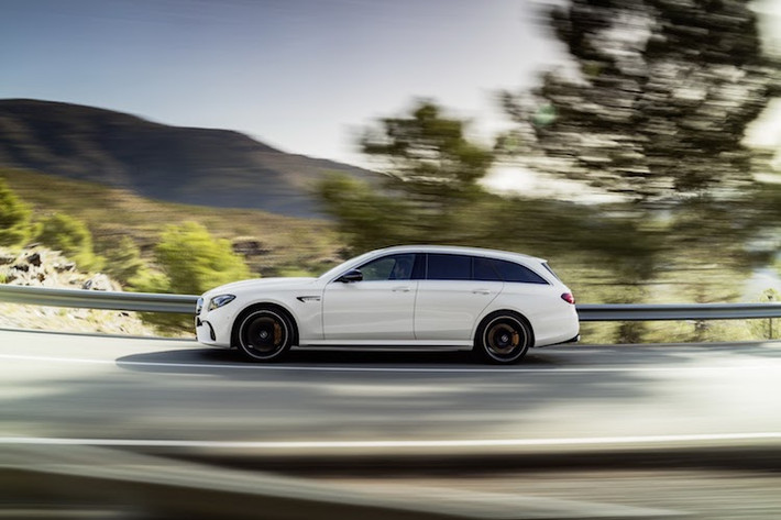 Ngoài động cơ mạnh mẽ hơn, E63 AMG Wagon còn có hệ thống lái điện từ cảm biến theo tốc độ, phanh hiệu năng cao với tùy chọn đĩa gốm-carbon, hệ thống treo khí thể thao chủ động với 3 buồng khí và giảm xóc cứng hơn.