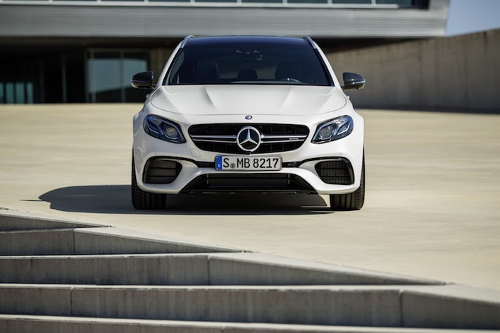 Tương tự các dòng xe hiệu năng cao khác "ra lò" từ chi nhánh xe thể thao AMG của Mercedes, E63 AMG Wagon mới cũng có nội thất nổi bật hơn với hàng loạt các chi tiết mới. Bắt đầu từ phía trước, chiếc xe đã được trang bị nắp ca-pô với 2 vạch dập nổi và cản trước thể thao đặc trưng AMG, cùng lưới tản nhiệt mới với các nan dọc ẩn phía sau như siêu xe AMG GT R.