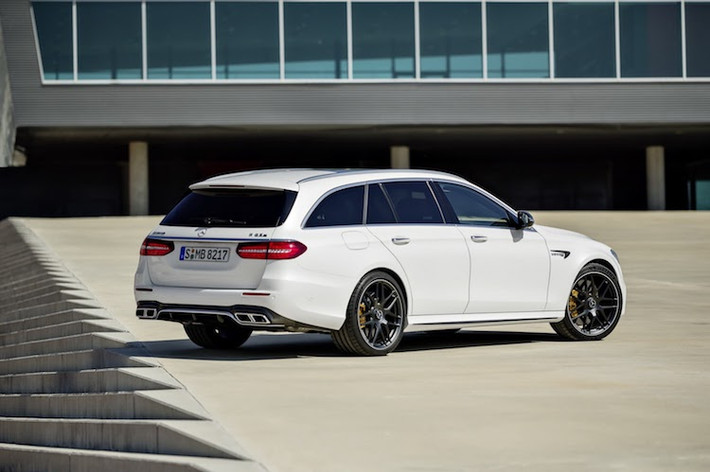 So với các phiên bản E-Class thường, phần đuôi của E63 AMG Wagon cũng không có quá nhiều chi tiết thay đổi, chỉ bao gồm cánh đuôi dạng nẹp trên nắp khoang hành lý, cản sau sửa đổi lại thiết kế và hệ thống xả thể thao với miệng ống hình bình hành. Đương nhiên, điểm khác biệt lớn nhất của chiếc xe so với bản sedan nằm ở vòm mui kéo dài tới hết đuôi.