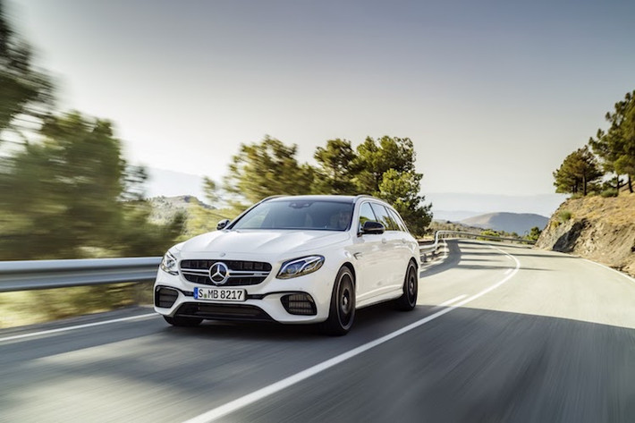 Trên thế hệ E63 AMG mới nhất, mọi phiên bản của xe đều sẽ được trang bị hộp số tự động 9 cấp Speedshift kèm theo hệ dẫn động 4 bánh 4MATIC. Dù đều có tốc độ tối đa ngang nhau (250 km/h) nhưng với động cơ mạnh hơn, thời gian tăng tốc từ 0-100 km/h của bản E63S Wagon là 3,5 giây thay vì 3,6 giây.
