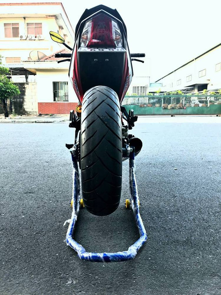 Để có thể lắp bánh lớn cho Winner, chủ xe đã lựa chọn gắp từ KTM RC390. Nhiều khả năng đây là chiếc Winner đầu tiên được lắp bộ gắp này. Dè nguyên bản của xe đã được loại bỏ để thay bằng pát biển số gọn gàng hơn, khiến Winner 150 có vóc dáng thể thao hơn.