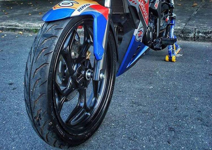 Trên bản độ này, thay vì mâm nguyên bản, chủ xe đã trang bị cho Winner cặp mâm Asio 5 cánh chữ Y vốn thường được lắp cho Exciter 150, FZ150i hay R15. Trong đó, mâm trước có bản rộng hơn là 2.5 inch để dễ dàng lắp được những chiếc lốp bề rộng 110 hoặc 120 mm.