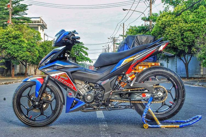 Kể từ khi ra mắt, Honda Winner 150 đã có rất nhiều bản độ khác nhau. Tuy nhiên so với đối thủ Yamaha Exciter, chiếc xe có số lượng bản độ bánh lớn ít hơn nhiều. Mới đây nhất, một người chơi xe tại miền Nam đã tạo ra một bản độ bánh lớn từ Winner 150, với cặp mâm vốn thường xuất hiện trên các dòng xe Yamaha.
