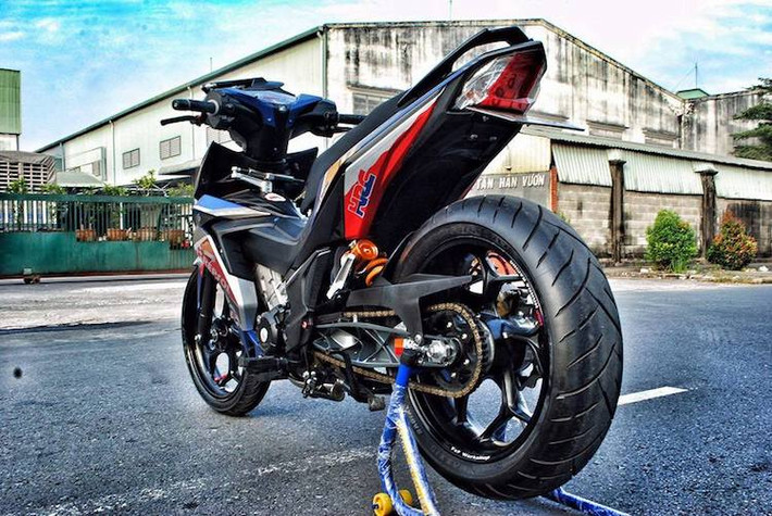 Nằm bên dưới cổ xe là cây trợ lực được lấy từ xe môtô Ducati 899. Để khiến Winner trở nên nổi bật hơn, toàn bộ dàn vỏ xe đã được chủ nhân dán bộ tem sặc sỡ được phối hợp từ 2 phong cách là HRC và Repsol. Ở phía sau, vành Asio có bản rộng tới 4,5 inch, cho phép lắp lốp với bề rộng từ 160 tới 180 mm.