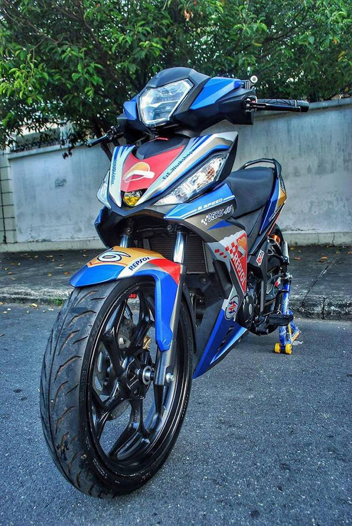 Sở hữu bộ mâm quen thuộc thường xuất hiện trên đối thủ Yamaha Exciter cùng một số món đồ chơi đơn giản và bộ tem bắt mắt, chiếc Winner 150 sau khi độ lại trông đã "hầm hố" và nổi bật hơn.