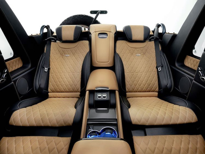 Với trục cơ sở lớn hơn, Mercedes đã có thể lắp cho G650 Cabriolet hàng ghế sau ngả thoải mái như những chiếc S-Class Maybach. Các trang bị của hàng ghế sau trên G650 Cabriolet cũng không hề thua kém những "người anh em" sedan khi chiếc xe sở hữu nhiều tính năng độc đáo như massage chườm đá nóng bên dưới bề mặt ghế, khay để cốc có sưởi/làm mát...