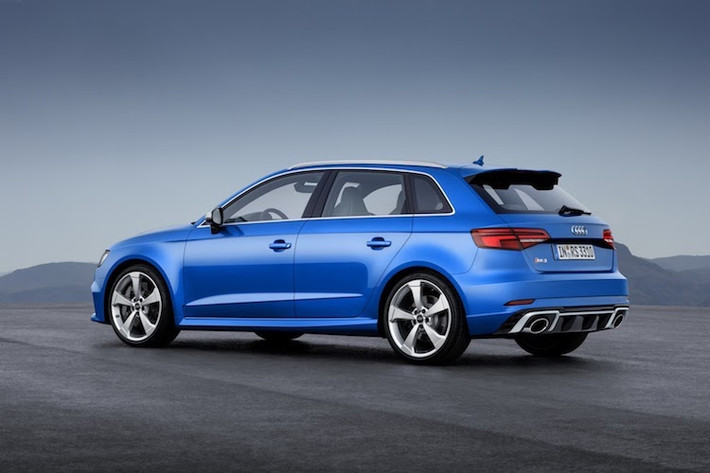 Cản sau của RS3 cũng đã được Audi thiết kế thêm các cánh khuếch tán không khí, kết hợp với cánh đuôi dạng nẹp trên nắp khoang hành lý và cản trước để tối ưu hóa khả năng khí động học của xe. Cặp ống xả hình elip lớn nằm ở 2 góc cản sau cũng giúp chiếc xe khác biệt hơn các phiên bản A3 thường.