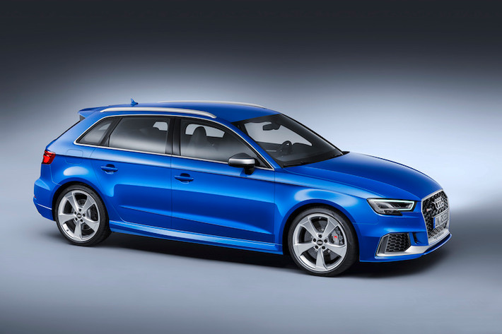 Cũng được trang bị động cơ 5 xi-lanh thẳng thàng 2.5l tăng áp như RS3 Sportback bản cũ, tuy nhiên lần này máy của RS3 Sportback 2017 thậm chí còn ưu việt hơn khi nhẹ hơn tới 26 kg, đồng thời được trang bị công nghệ phun xăng trực tiếp kép và điều khiển van biến thiên.