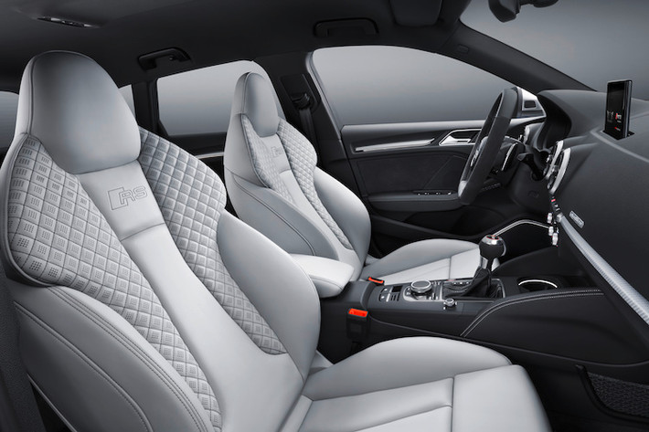 Khách hàng cũng có thể đặt hàng RS3 với bảng đồng hồ kỹ thuật số Virtual Cockpit như nhiều dòng xe khác. Các ghế ngồi của xe đều được bọc da cao cấp và chần chỉ màu tương phản, trong khi những tấm ốp cánh cửa bọc alcantara. Những chi tiết ốp trang trí nội thất bằng sợi carbon càng làm tăng "chất thể thao" bên trong nội thất của RS3.