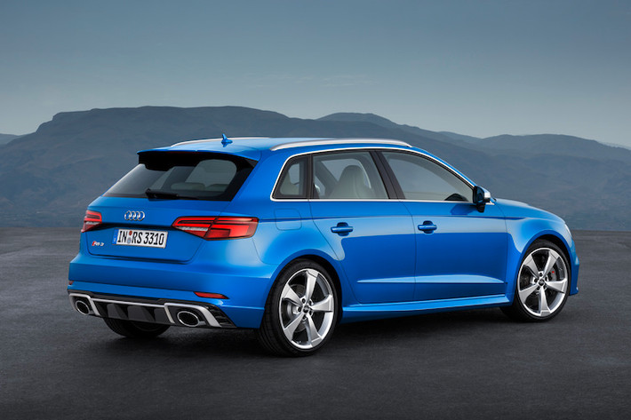 Với một loạt các hệ thống điện tử, RS3 Sportback còn trở nên nhanh hơn khi vào cua. Một ví dụ đó là hệ thống kiểm soát mô-men xoắn trên từng bánh bằng cách phanh nhẹ các bánh bên trong góc cua, khiến chiếc xe có thể "ôm cua" ở tốc độ cao an toàn hơn.