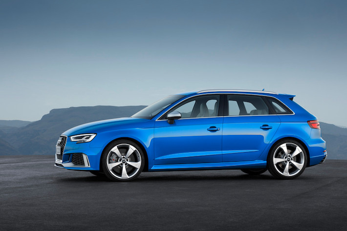 So với phiên bản A3 Sportback bình thường, Audi cũng đã "bơm" các hốc bánh của RS3 rộng hơn một chút. Đi kèm với chúng là bộ mâm kích thước lớn 5 cánh kép thể thao, được hoàn thiện trong tông màu kim loại phay bóng và đen bóng đẹp mắt.