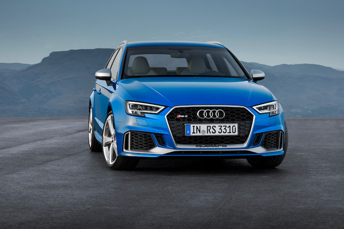 Ở bên ngoài, Audi đã hoàn toàn không "giấu diếm" chất thể thao của RS3 Sportback khi trang bị cho chiếc xe bộ cản trước hoàn toàn mới với các khe hút gió kích thước lớn và thiết kế góc cạnh. Ở hai bên cản trước, hãng cũng đã bố trí những khe gió dọc để đưa không khí qua các hốc bánh, làm mát hệ thống phanh trước hiệu quả hơn.