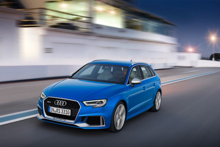 Động cơ mạnh mẽ giúp cho RS3 Sportback có thể tăng tốc từ 0-100 km/h trong 4,1 giây - "ngấp nghé" ngưỡng của nhiều siêu xe và đạt tốc độ tối đa giới hạn điện tử 250 km/h. Tuy nhiên nếu khách hàng có nhu cầu, hãng xe Audi cũng rất sẵn lòng nâng giới hạn này lên 280 km/h.