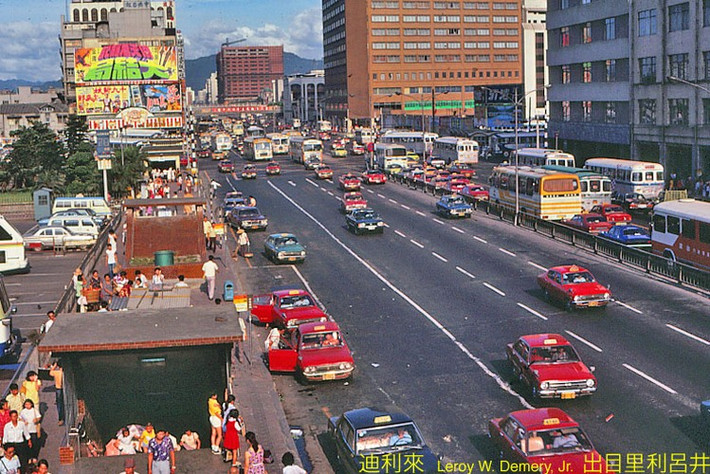 Những chiếc taxi màu đỏ chạy trên đường bên ngoài ga Đài Bắc, thành phố Đài Bắc năm 1980. Ảnh: Leroy W. Demery, Jr. Flickr.