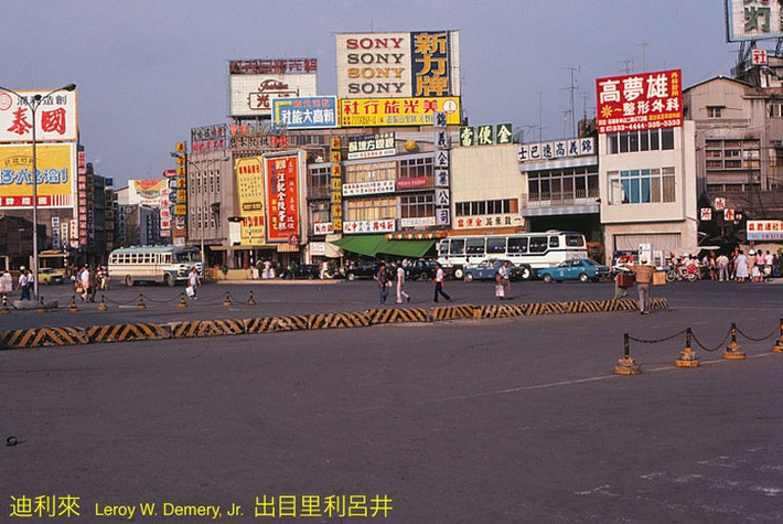 Cảnh đường phố bên ngoài ga Gia Di Lạc.