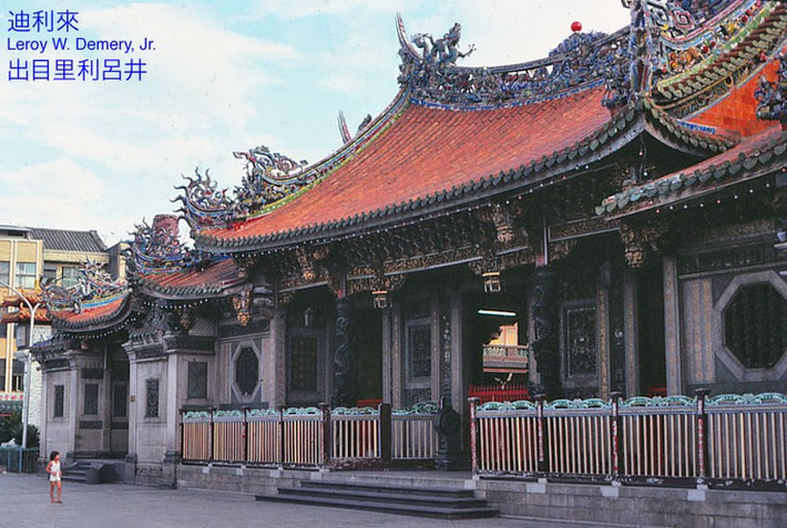 Bên ngoài chùa Long Sơn.