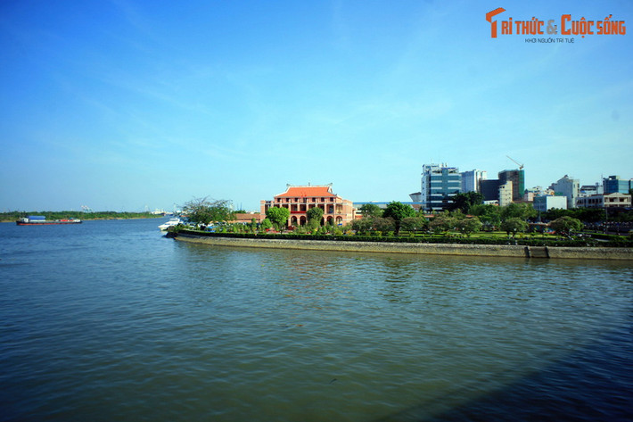 Là dòng sông chính chảy qua TP HCM và gắn liền với lịch sử hình thành và phát triển của thành phố này, sông Sài Gòn là một trong những dòng sông nổi tiếng nhất Việt Nam.