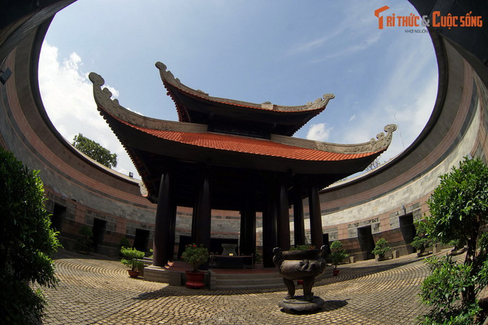 Được kiến trúc sư Nguyễn Trường Lưu thiết kế, ngôi đền sử dụng ngôn ngữ kiến trúc đương đại với những đường nét, mảng khối mạnh mẽ để diễn đạt những giá trị văn hóa truyền thống của dân tộc một cách sáng tạo.